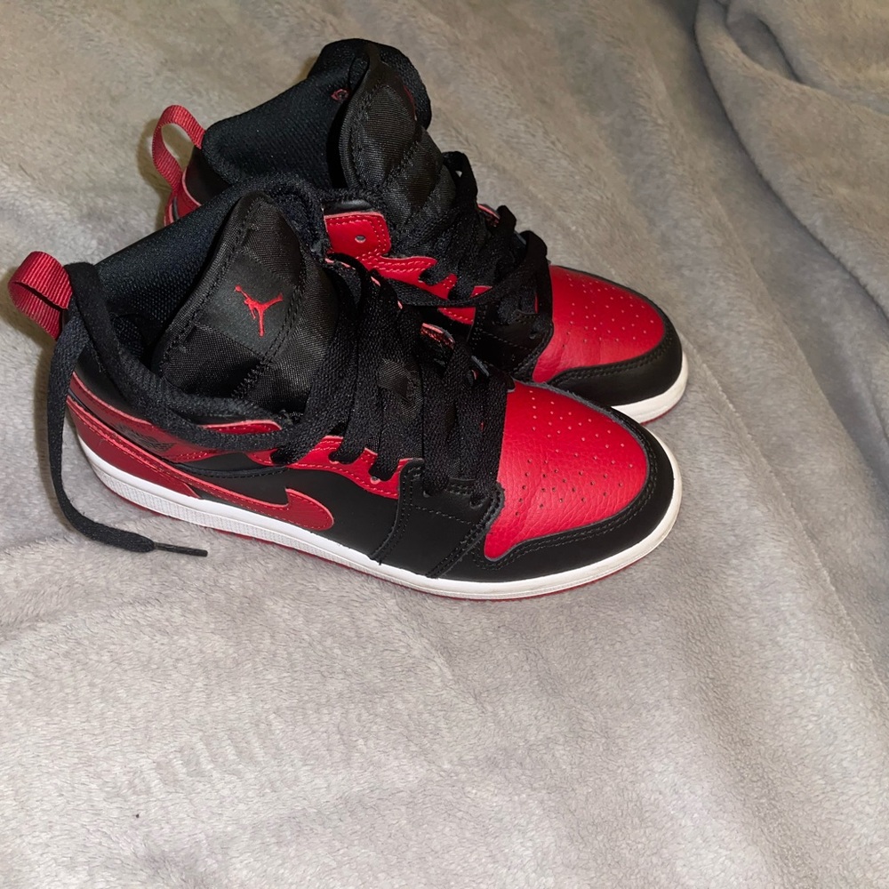 Black ,red & white AIR JORDAN 1 MID, great condition.Preschool size 2